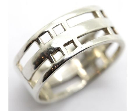 925 Silver Celtic design band ring, size S. P&amp;P Group 1 (£14+VAT for the first lot and £1+VAT for subsequent lots) 