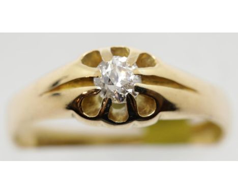 Gents antique 18ct yellow gold diamond set ring, size S, 4.4g. P&amp;P Group 1 (£14+VAT for the first lot and £1+VAT for subs