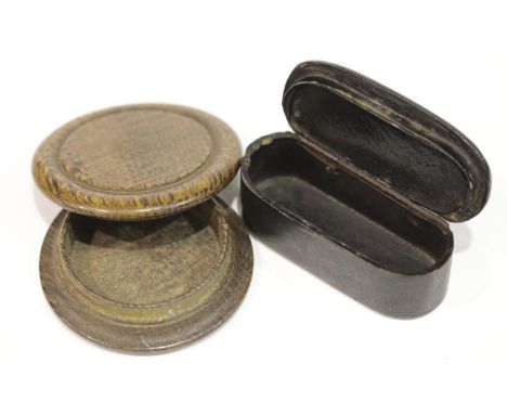 Early 19thC lacquered snuff box with gilt writing to the hinged cover 'En Desires Vous', together with a circular oak box, D: