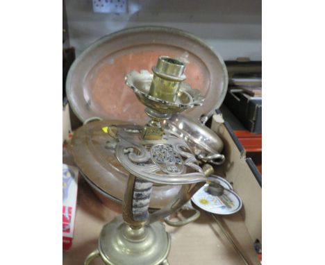 A TRAY OF ASSORTED METAL WARE TO INCLUDE AN UNUSUAL CANDLESTICK MADE FROM A SWORD HANDLE 