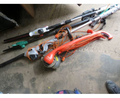 A SELECTION OF ELECTRIC GARDEN TOOLS TO INCLUDE A FLYMO STRIMMER AND EXTENDABLE HEDGE TRIMMERS ETC