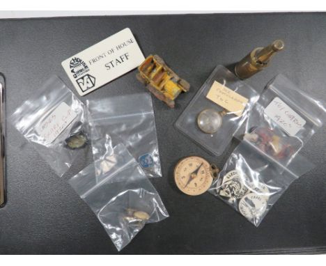  A SMALL QUANTITY OF COLLECTABLE'S TO INCLUDE A VINTAGE SCARF CLIP, TOY CHARMS, MINIATURE TOY CAR ETC 