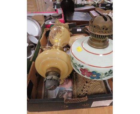 A BOX OF BRASS / OIL LAMPS / TO INCLUDE A NEWPORT POTTERY CLARICE CLIFF STYLE DRAINING DISH ETC