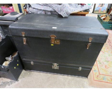 A VINTAGE CAR REAR TRAVELLING TRUNK 72 X 95CM