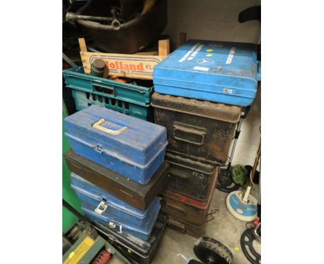 A LARGE QUANTITY OF VINTAGE MECHANICS TOOLS AND TOOL BOXES (TRAY NOT INCLUDED)