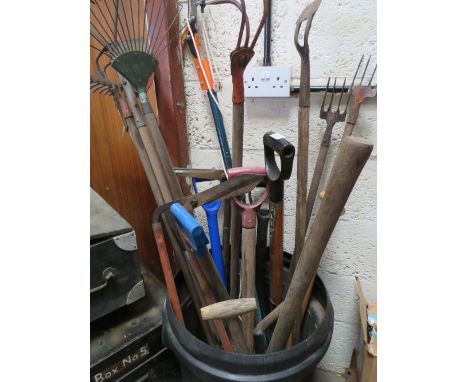 A LARGE SELECTION OF GARDEN TOOLS