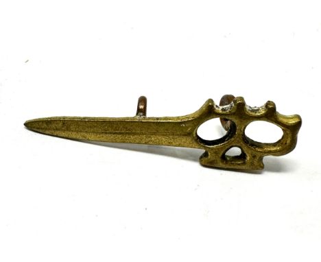 A WW II British Middle East Commando beret badge in the form of a brass knuckleduster Commando knife, 39mm. 