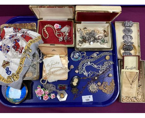 A Mixed Lot of Assorted Vintage and Later Costume Jewellery, including brooches, diamanté, ceramic flower brooch and clip on 