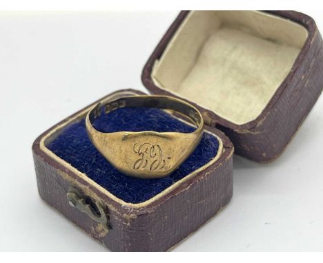 A 9ct Gold Signet Ring, (shank split / 1.8grams), in a vintage ring box.