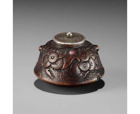 A RARE WOOD AND METAL NETSUKE OF A TEAKETTLE (CHAGAMA)UnsignedJapan, 19th century, Edo period (1615-1868)The flaring vessel r