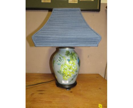 A CONTEMPORARY "JENNY WORRALL" GLASS TABLE LAMP WITH SHADE