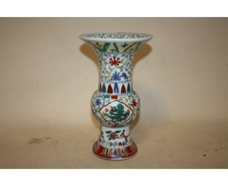 A CHINESE/ORIENTAL CERAMIC VASE, WITH SIX FIGURE CHARACTER MARK TO BASE, AND DRAGON DETAIL, H 24 CM