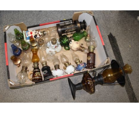 A COLLECTION OF ASSORTED VINTAGE OIL LAMPS TO INCLUDE COLOURED GLASS EXAMPLES