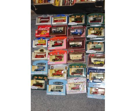 A TRAY OF BOXED DIE CAST MODEL TOY CARS AND VEHICLES TO INCLUDE CORGI, MATCHBOX, MOTORING MEMORIES ETC. (APPROX. 40)