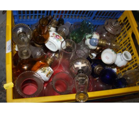 A COLLECTION OF VINTAGE OIL LAMPS AND FLUES ETC. 