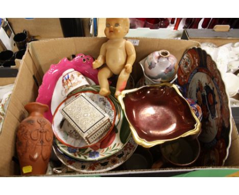 A TRAY OF ASSORTED CERAMICS TO INCLUDE ORIENTAL EXAMPLES, CARLTONWARE ROUGE ROYALE DISH , VINTAGE MARIE MIA DOLL ETC. 