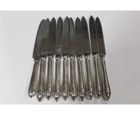 A SET OF EIGHT HALLMARKED SILVER HANDLED MAPPIN AND WEBB BUTTER KNIVES, TOGETHER WITH A REID AND SONS EXAMPLE (9)