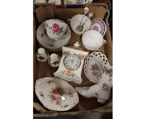A SMALL TRAY OF ASSORTED CERAMICS TO INCLUDE A ROYAL ALBERT LADY CARLISLE CLOCK, DRESDEN STYLE CUPS AND SAUCERS ETC.
