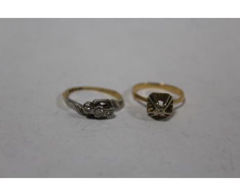 AN 18 CT GOLD ILLUSION SET THREE STONE DIAMOND RING, TOGETHER WITH AN UNMARKED HIGH GALLERY DESIGN RING SIZE K, APPROX COMBIN