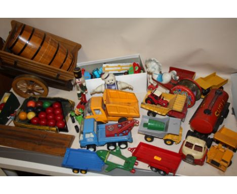 A COLLECTION OF VINTAGE TOYS TO INCLUDE DIE CAST MODEL CARS, THOMAS THE TANK ENGINE TRAINS, CHILD SIZED SNOOKER BALLS, TONKA 