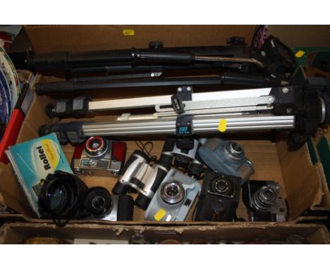 A TRAY OF VINTAGE CAMERAS AND ACCESSORIES TO INCLUDE AGFA AND COMET EXAMPLES, TRIPODS ETC.