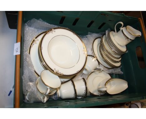 A TRAY OF MINTON NEWBURY CHINA TO INCLUDE DINING PLATES, CUPS AND SAUCERS ETC. 