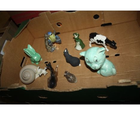 A COLLECTION OF CERAMIC FIGURES TO INCLUDE A BESWICK FOAL, SYLVAC RABBIT AND DOG, SMALL WADE FIGURE ETC. (9)