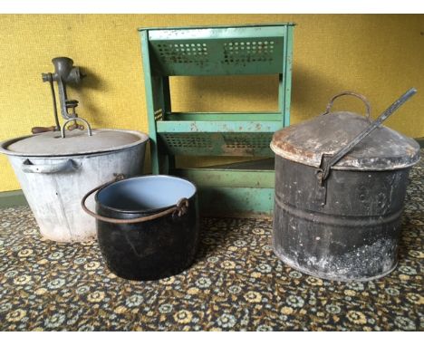 A VINTAGE ENAMELED TALA VEGETABLE RACK TOGETHER WITH TWO VINTAGE METAL LIDDED POTS AND CONTENTS, TO INCLUDE A TABLE MINCER