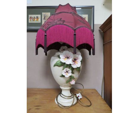 A LARGE CERAMIC TABLE LAMP WITH RED SHADE - OVERALL H-71 CM