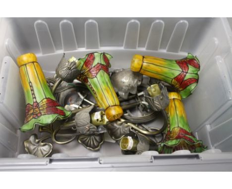 A PAIR OF MODERN TWIN BULB WALL LIGHT FITTINGS WITH DRAGONFLY PATTERN GLASS SHADES  