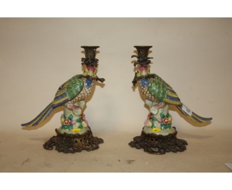 A PAIR OF DECORATIVE MODERN REPRODUCTION CERAMIC AND BRASS PARROT SHAPED CANDLESTICKS, H 29 CM