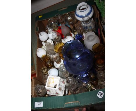 A COLLECTION OF VINTAGE OIL LAMPS TO INCLUDE MINIATURE EXAMPLES