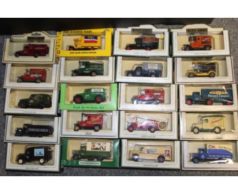 A TRAY OF BOXED DIE CAST MODEL TOY CARS AND VEHICLES TO INCLUDE DAYS GONE BY, 7-UP COLLECTABLES, ETC. (APPROX. 55)