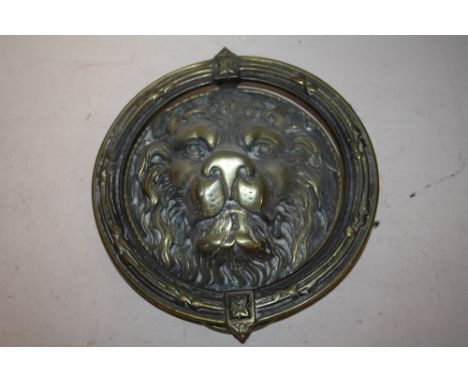 A LARGE BRASS LION'S HEAD DOOR KNOCKER, OVERALL WIDTH 21 CM