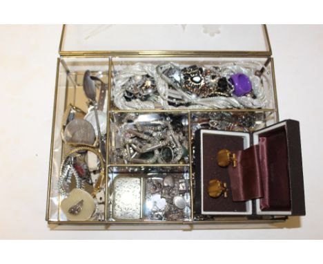 A BOX OF COSTUME JEWELLERY TO INCLUDE SILVER BRACELET CHARMS, SNUFF BOX ETC