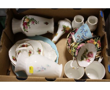 A SMALL TRAY OF ASSORTED CHINA AND CERAMICS TO INCLUDE ROYAL ALBERT PROVINCIAL FLOWERS CUPS AND SAUCERS, ROYAL ALBERT OLD COU