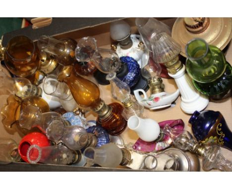 A COLLECTION OF VINTAGE OIL LAMPS AND FLUES TO INCLUDE COLOURED GLASS EXAMPLES