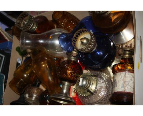 A COLLECTION OF VINTAGE OIL LAMPS TO INCLUDE COLOURED GLASS EXAMPLES 