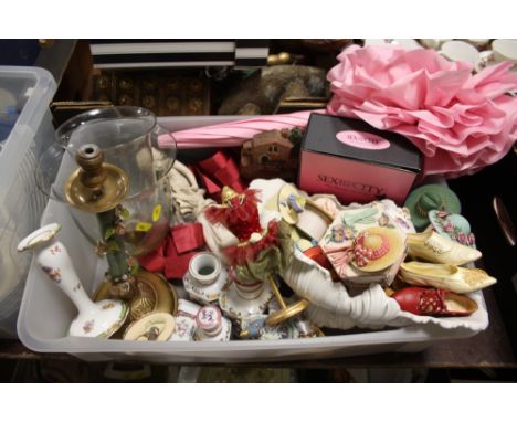 A BOX OF MODERN DECORATIVE COLLECTABLES TO INCLUDE HAT SHAPED TRINKET POTS, PINK PARASOL, PART CERAMIC DRESSING TABLE SET ETC