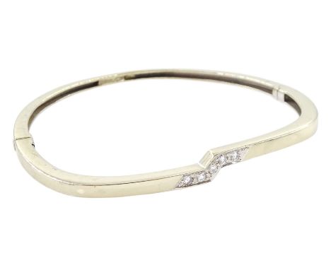 14ct gold five stone round brilliant cut diamond hinged bangle, stamped 585Condition Report:Approx 11.5gm, tested 14ct, inner