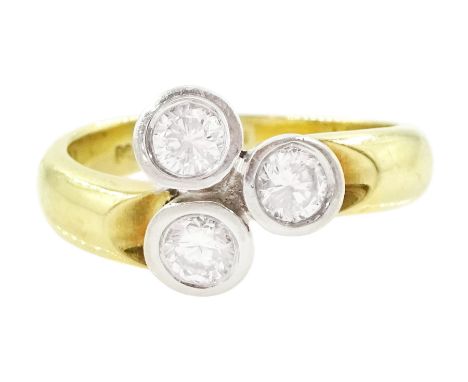 18ct gold three stone round brilliant cut diamond cluster ring, stamped 750, total diamond weight approx 0.60 caratCondition 