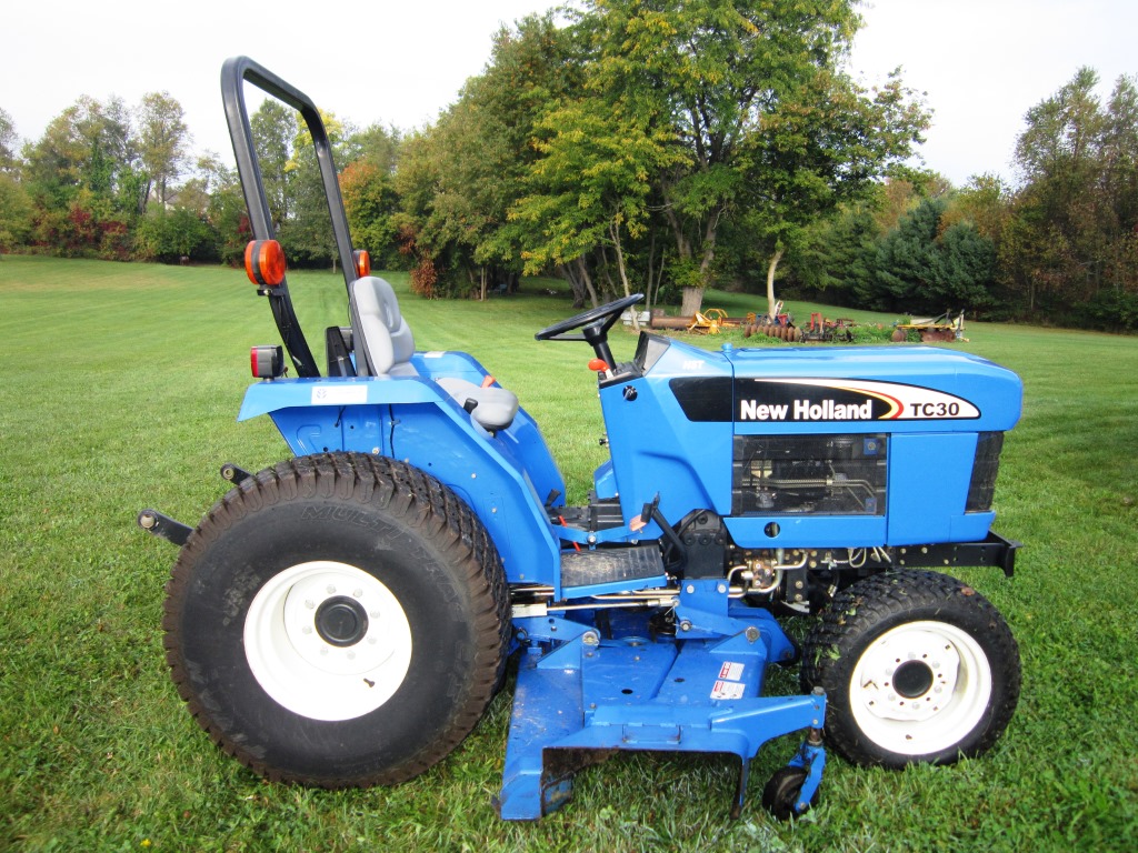 New Holland TC30 Tractor 4x4 with 914A 72" Belly Mower ONLY 363