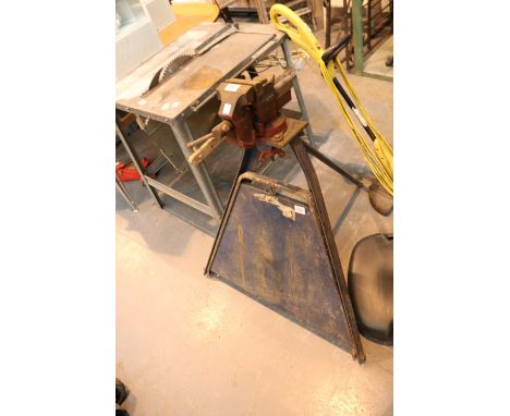 Record 74 engineers vice on tripod stand 