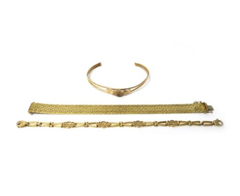 A 9ct gold bracelet, in a wide brick link design, on a gold clasp, detailed 375 9K, import mark London 1978, length 18cm, wei