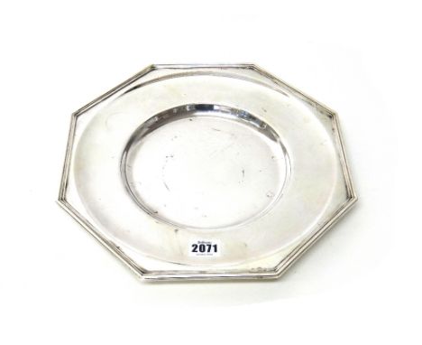 A silver octagonal dished plate, having a reeded rim, by Garrard & Co Ltd, diameter 30cm, Sheffield 1985, weight 963 gms.