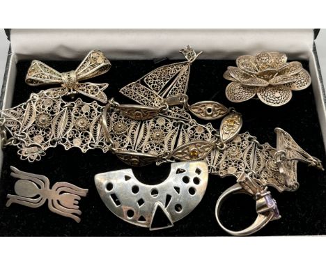 A Selection of silver jewellery to include Edinburgh Celtic design bracelet, 925 silver filigree bracelet and various brooche
