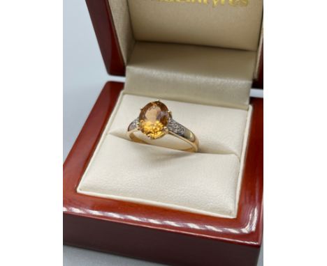 10ct yellow gold ladies ring set with  pale orange stone off set by white quartz stones. [Ring size R] [2.45Grams] 