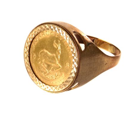 A 1982 1/10 Kruggerand gold coin ring, presented in 9ct gold marked mount, approx 6.3g