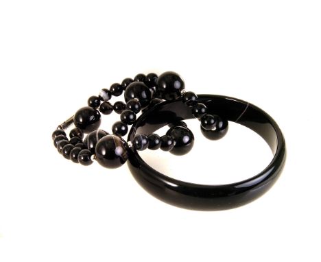 An agate bead necklace, having large beads separated by three smaller, together with a agate bangle (2)