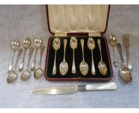 A CASED SET OF SILVER TEASPOONS and a collection of loose flatware
